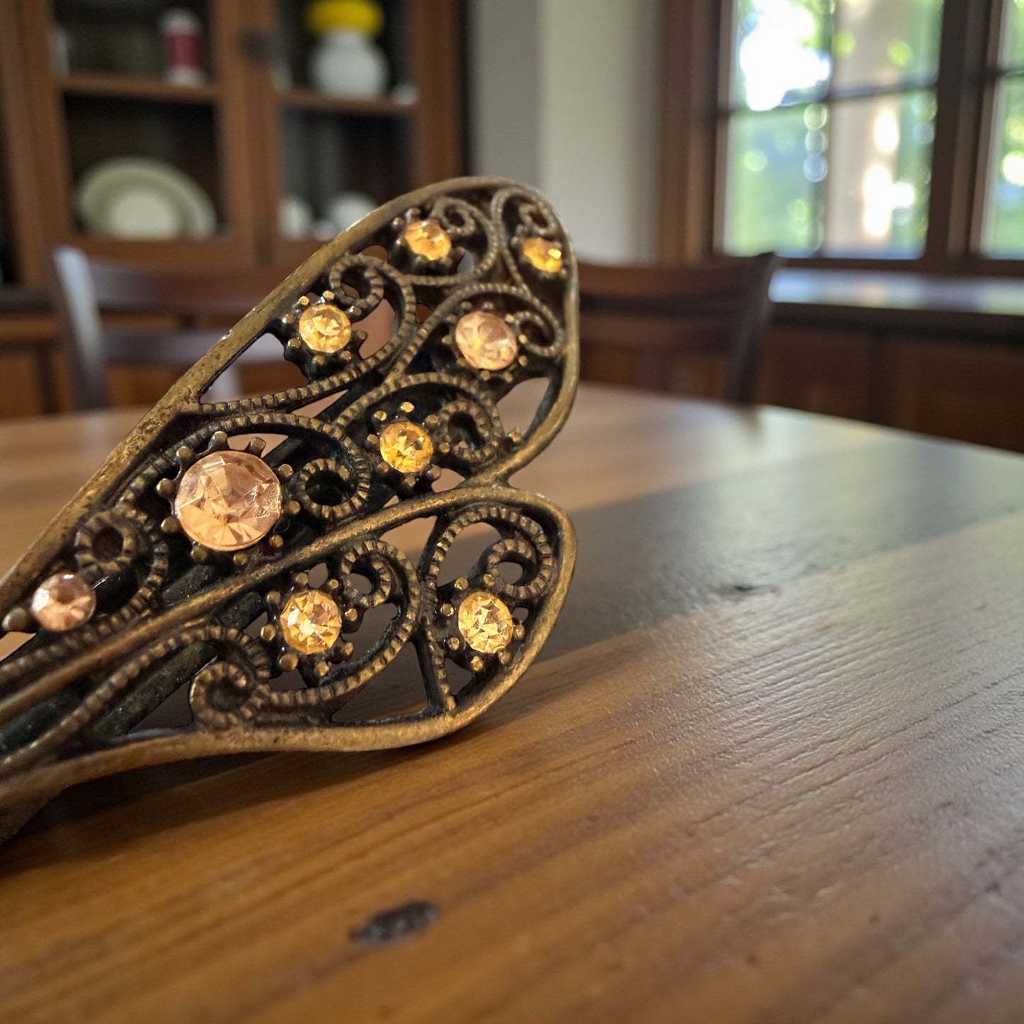 Spilla di generose dimensioni a guisa di libellula con strass color Ambra, Liberty revival ￼