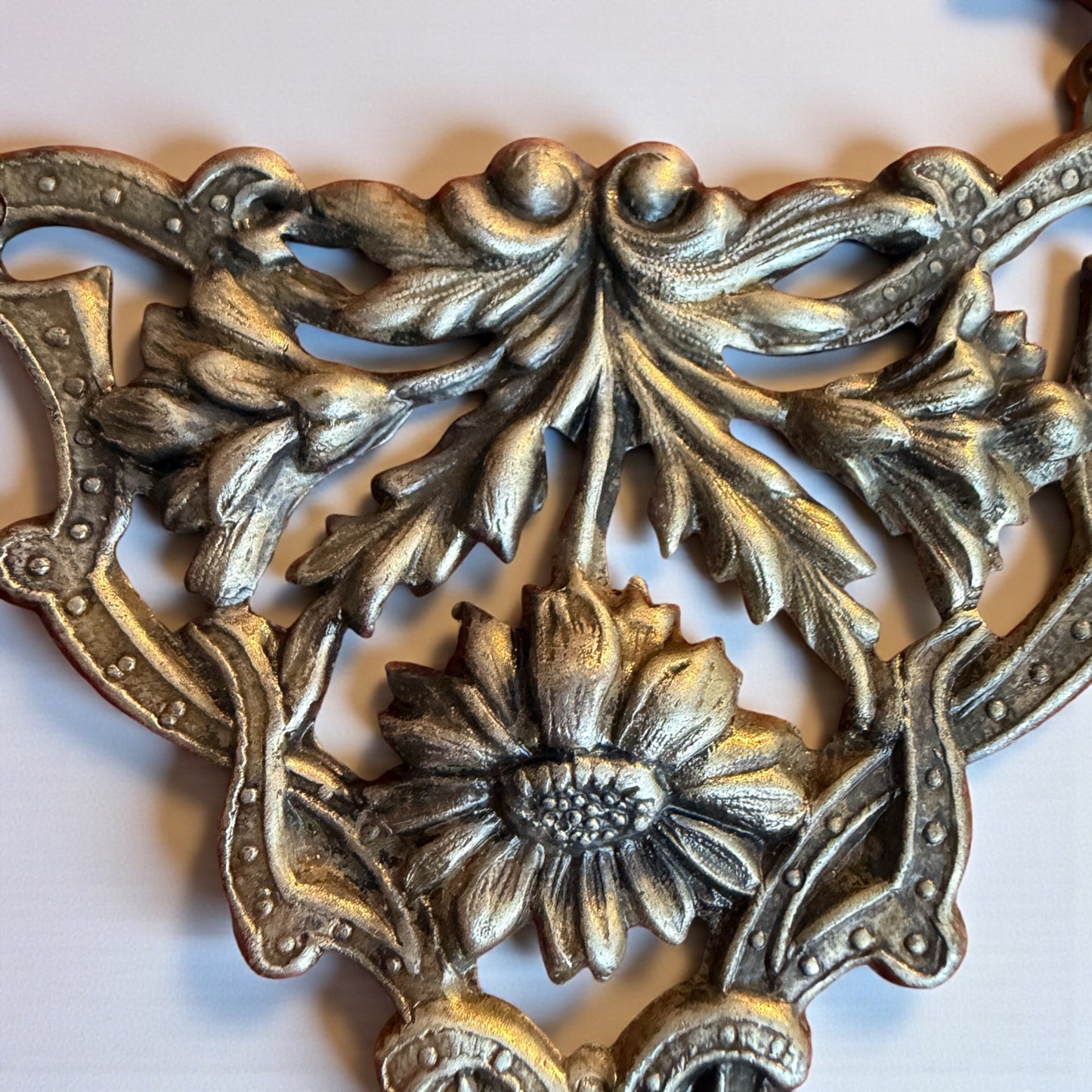 Collier con pendente floreale a giorno Liberty revival, ca anni ‘60 bagno in argento basso titolo