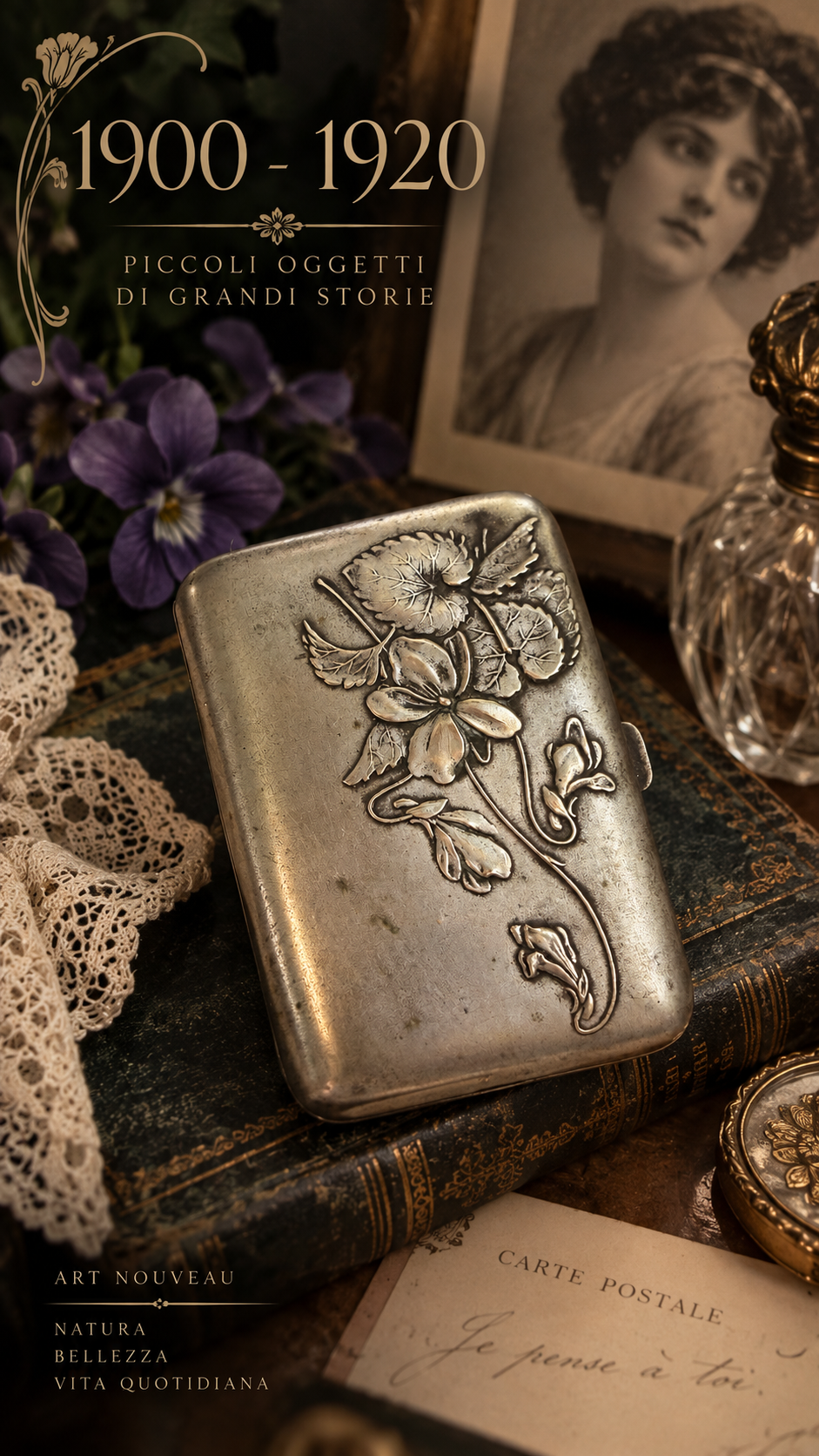 Antico porta sigarette argentato Art Nouveau con Viole del Pensiero, interno dorato ed elastici originali d’epoca
