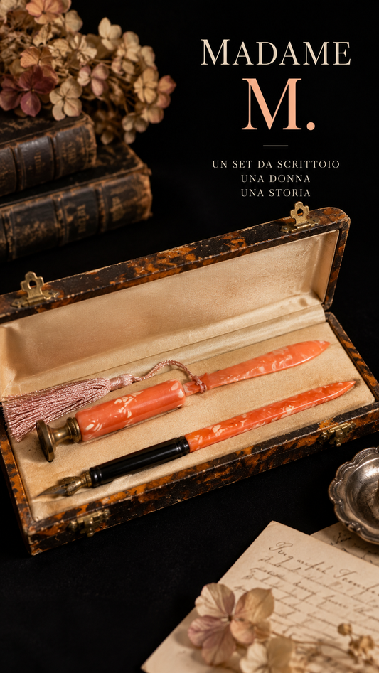 Antico set da scrittura o scrittoio déco in custodia coeva e originale con sigillo monogrammato, apri buste e porta pennino