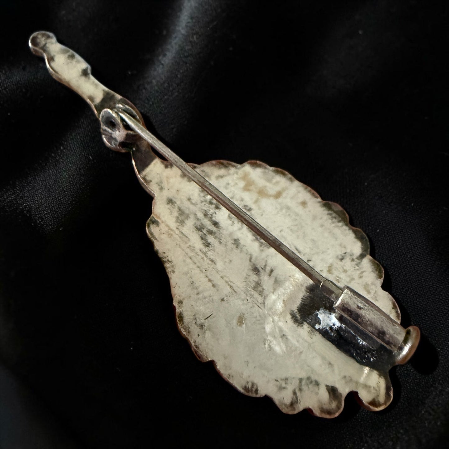 Spilla antica anni ‘40 a guisa di piccolo specchio a mano, con opalite