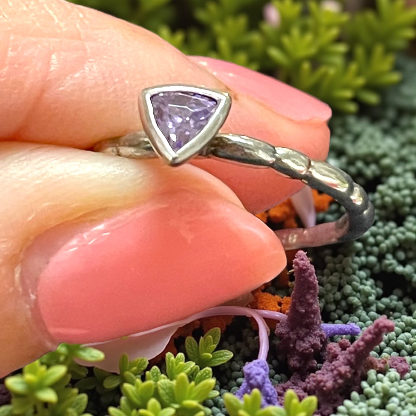 Anello fedina in argento 925 con cristallo viola a brillante