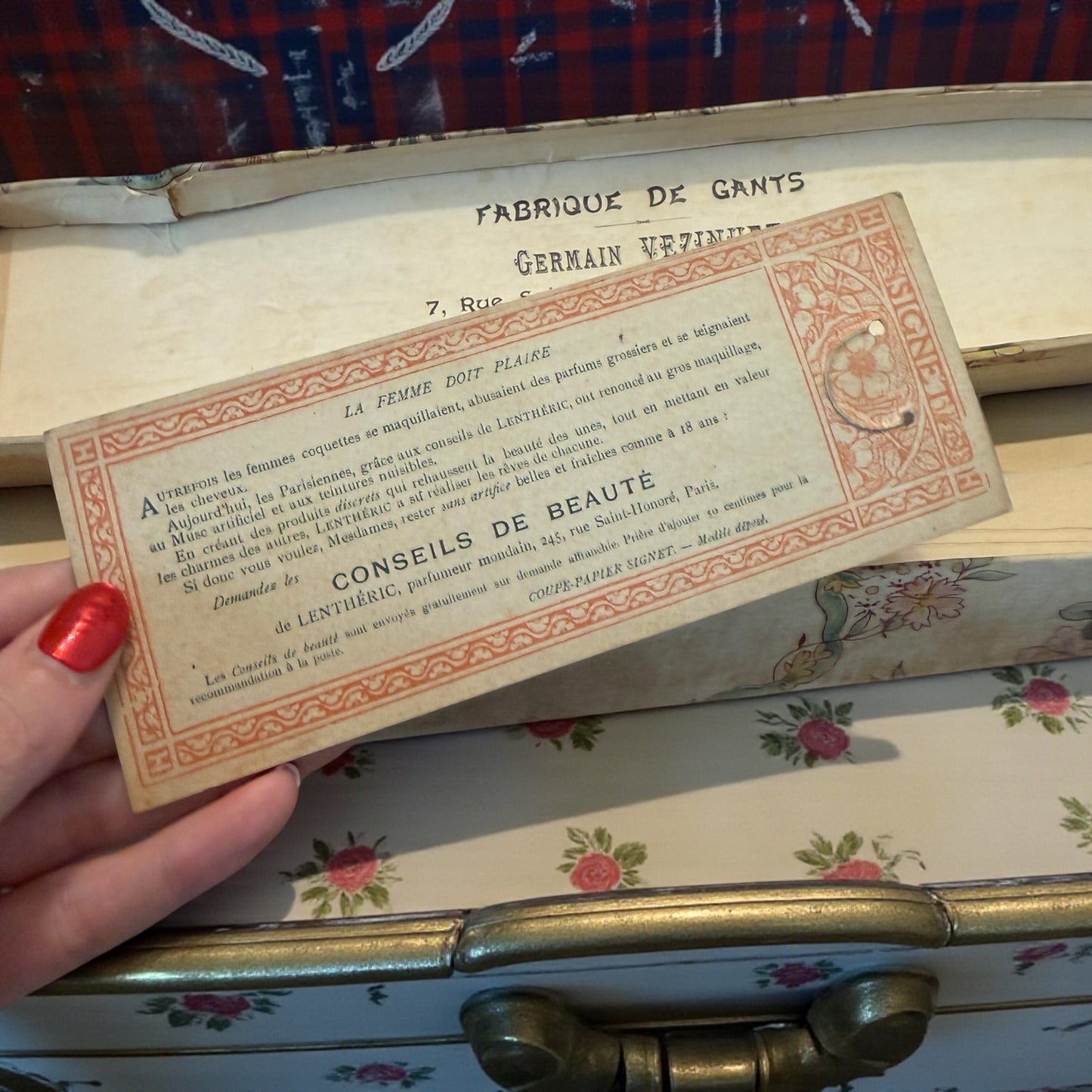 Guanti da sera in pelle sopra gomito mai usati in confezione originale fine ‘800 con cartellino