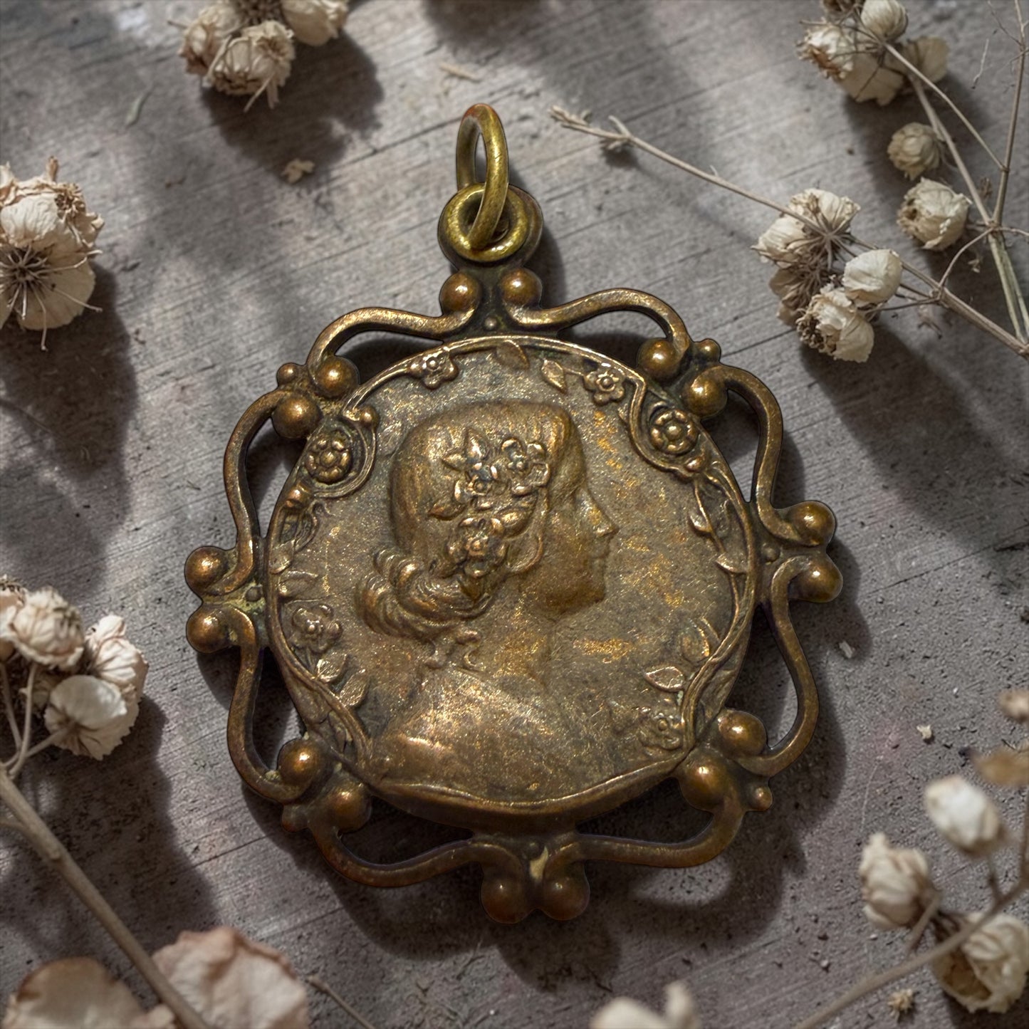Pendente Art Nouveau con personificazione della Primavera, primissimo ‘900