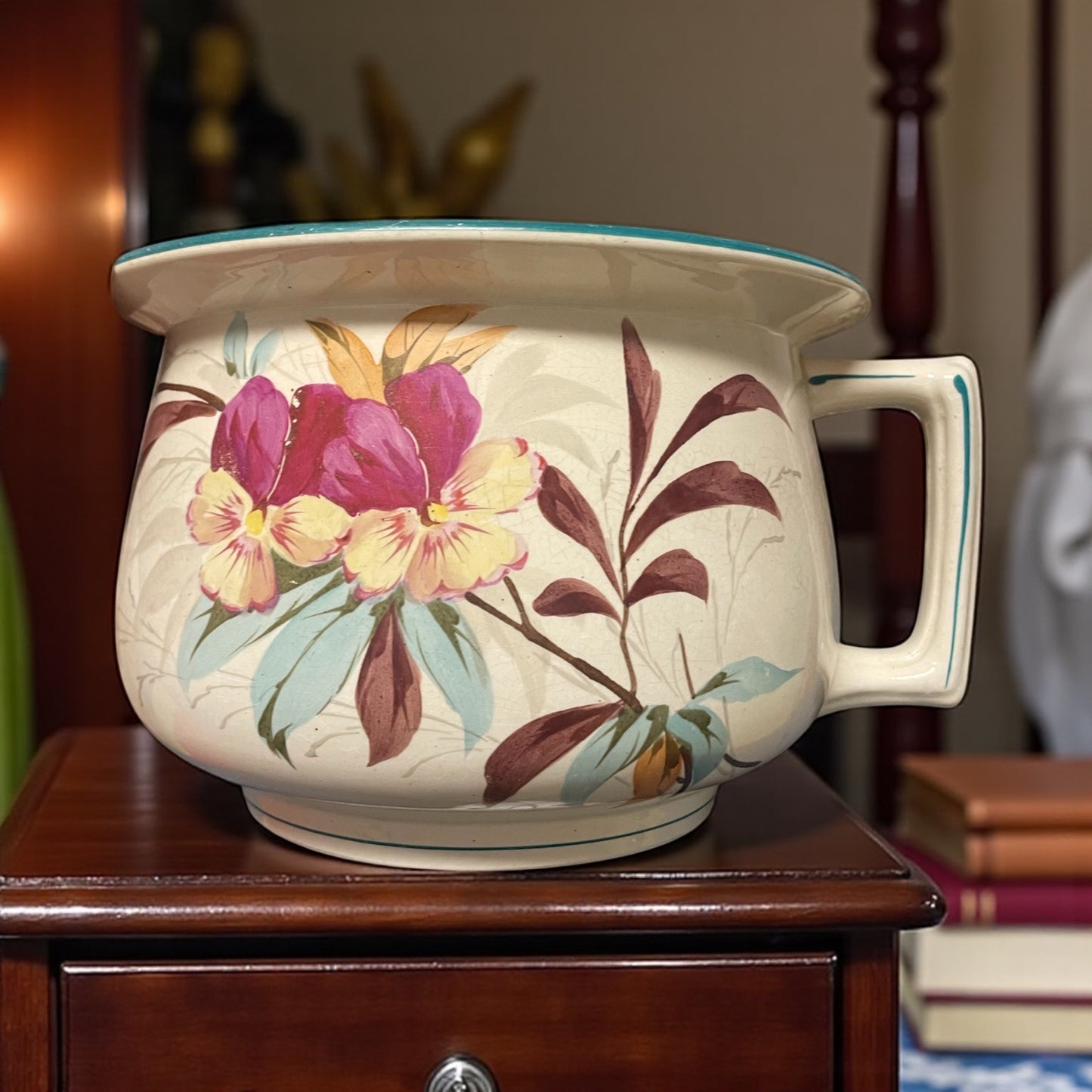 Vaso da notte in terraglia smaltata con viole del pensiero; Faiencerie de Jemappes