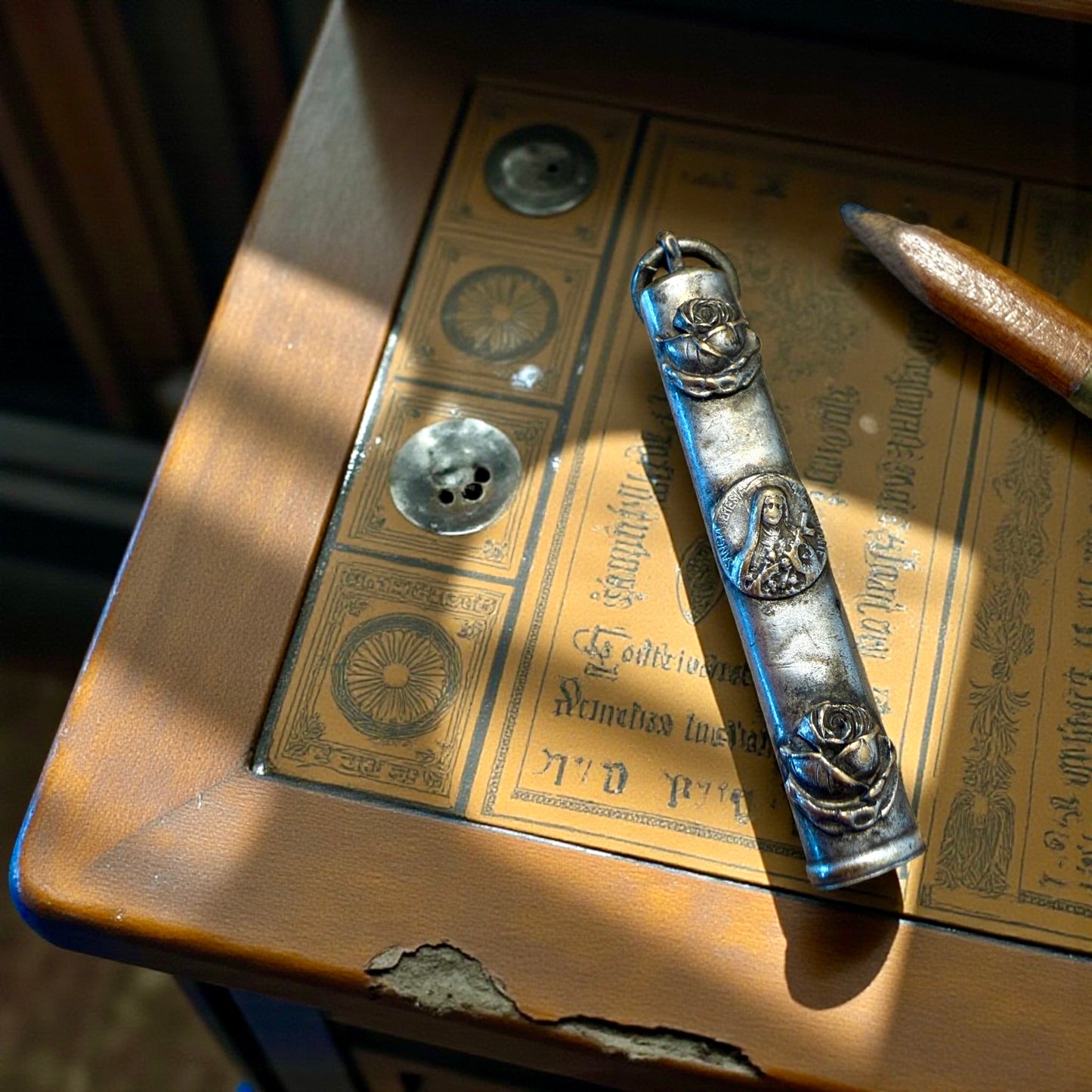 Porta matita da Chatelaine argentato con Santa Teresa di Lisieux, ca anni ‘20