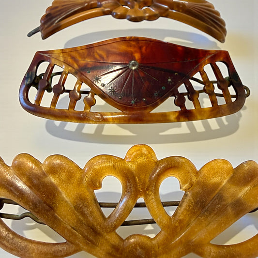 Lotto n. 3 antiche barrette da acconciatura anni ‘20 e ‘30 di cui una riccamente decorata