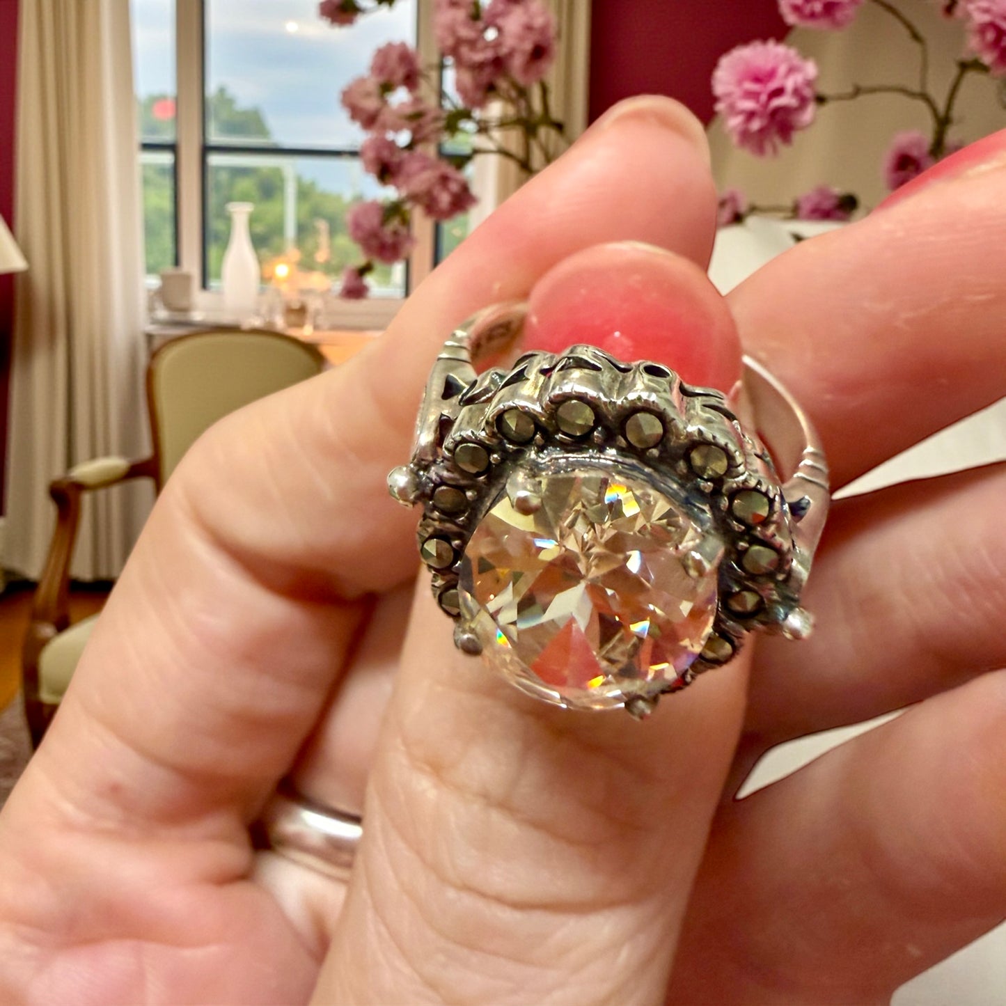 Prezioso anello anni 60, revival Victoria age argento marcasiti e zircone dorato