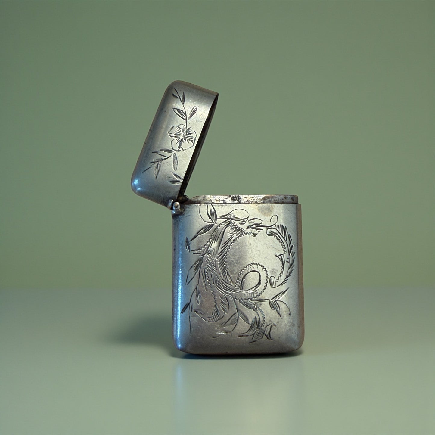 Vesta case giapponista con dragone inciso, 1890-1910