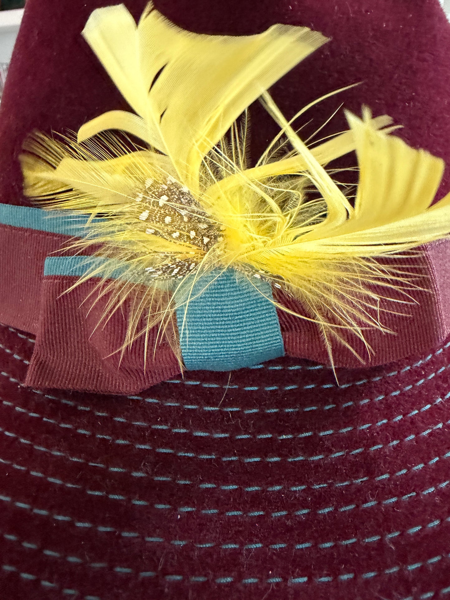 Cappello Borgogna con gros-grain color petrolio e piume, ispirazione cloche anni ‘20, produzione anni ‘50-‘60