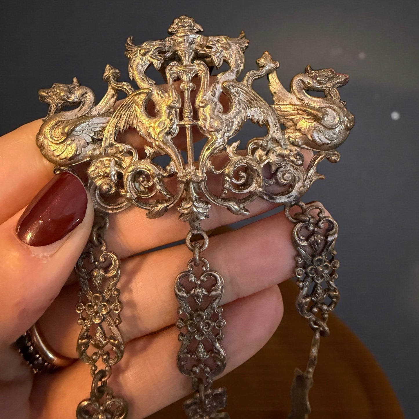 Chatelaine da sarta a 3 catene, riccamente decorata, ca anni ‘30