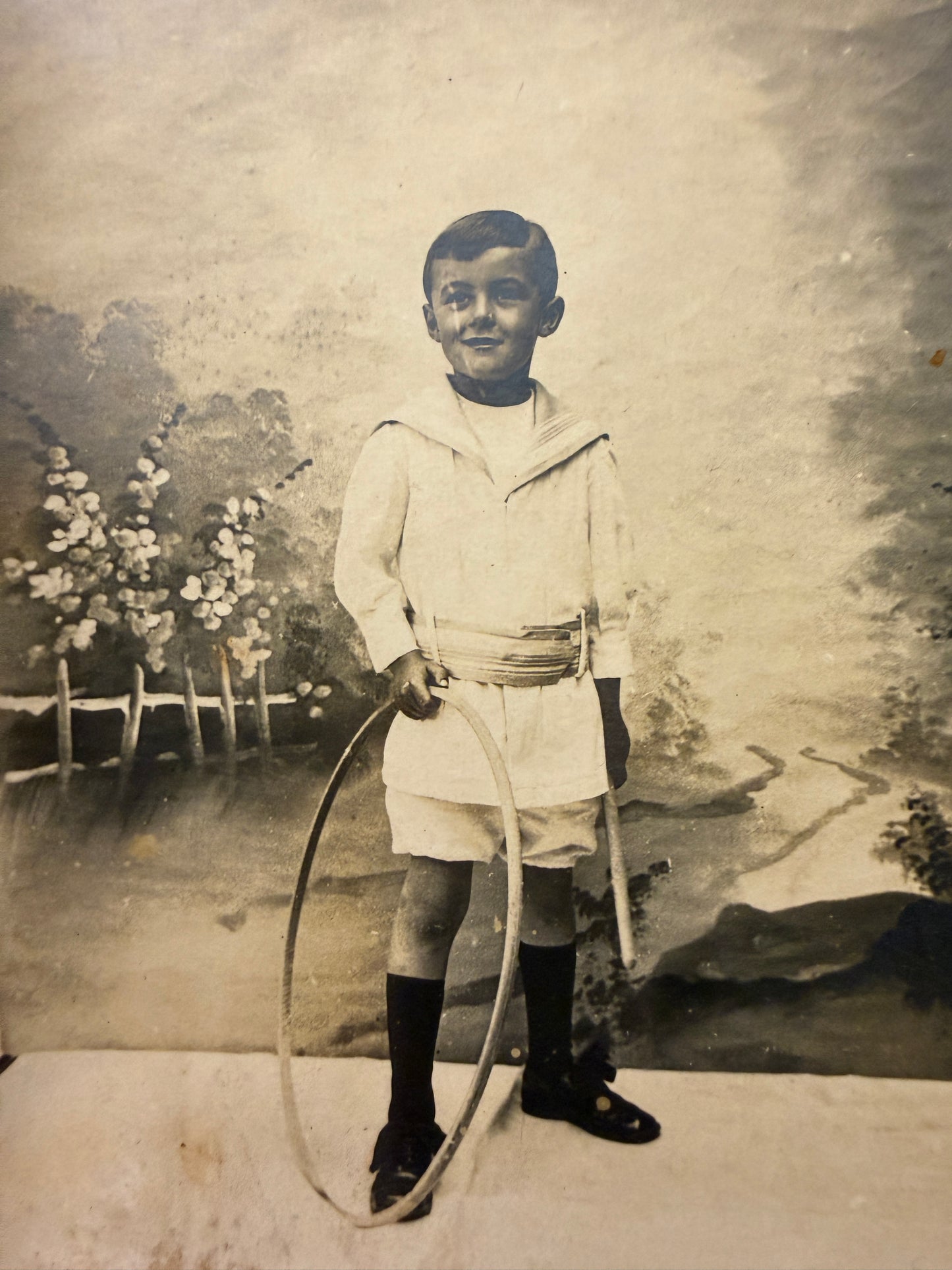 Porta foto ribbonwork floreale sera e raso fine ‘800 con ritratti di bimbi