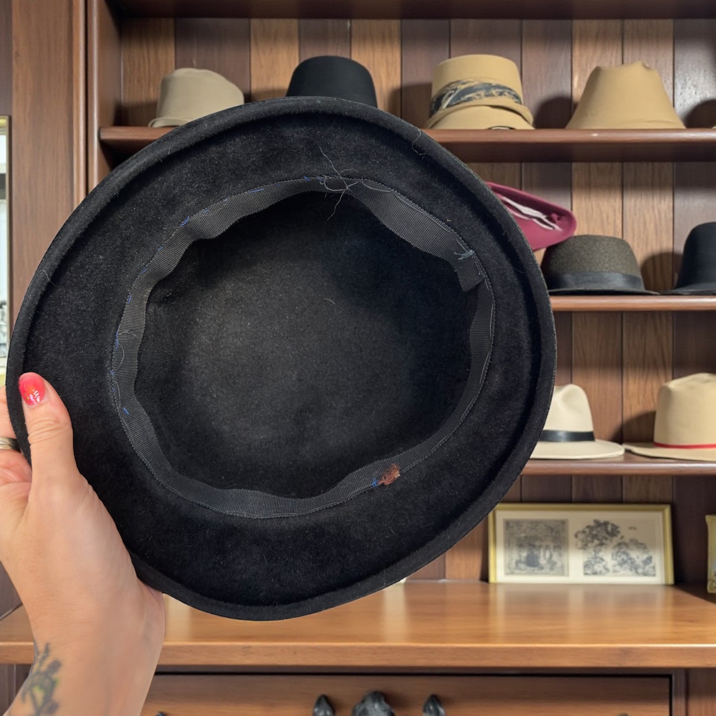 Antica bombetta da donna anni ‘20 con fiocco e fascia in gros-grain