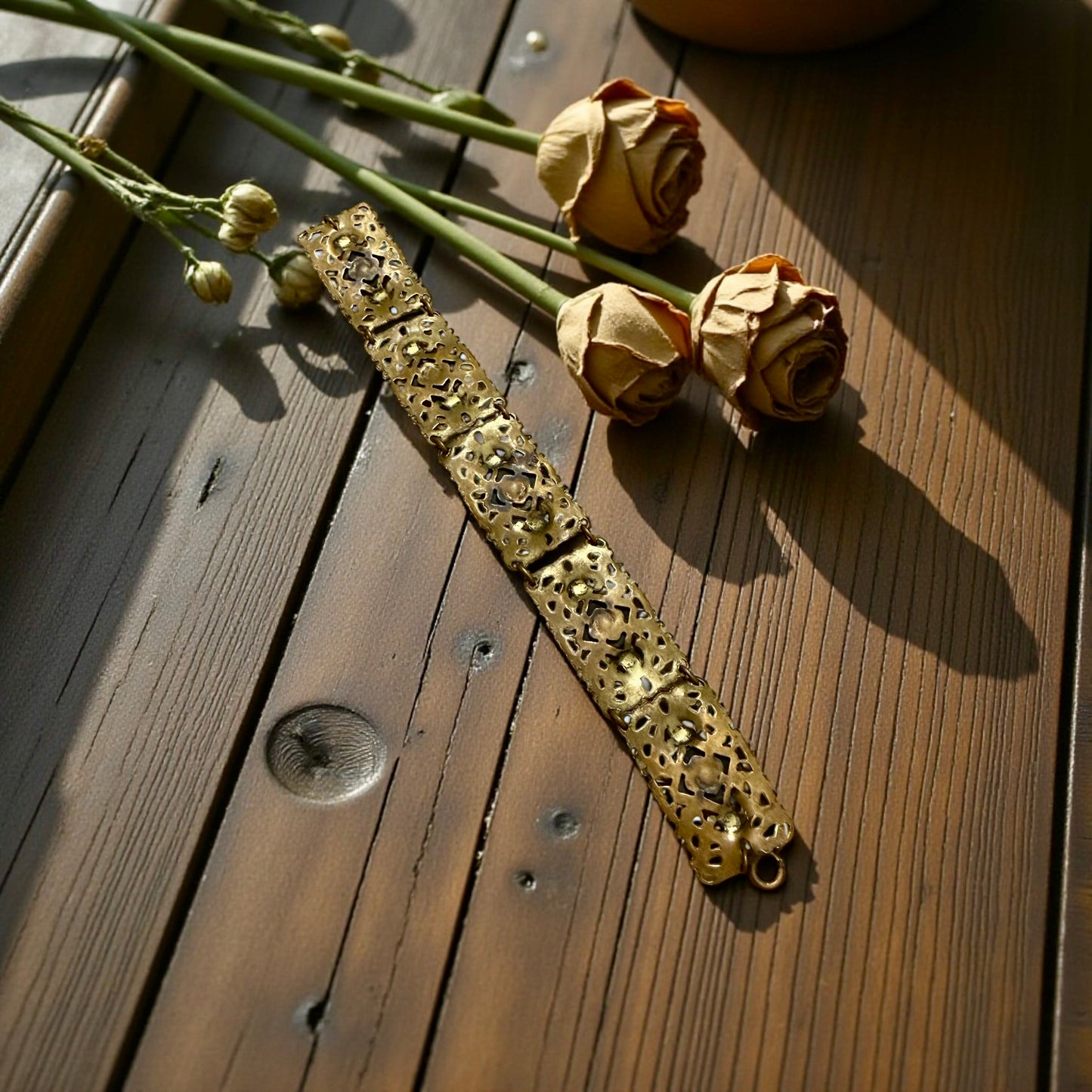 Bracciale a pizzo traforato boho chic con cabochon miele, ca metà ‘900