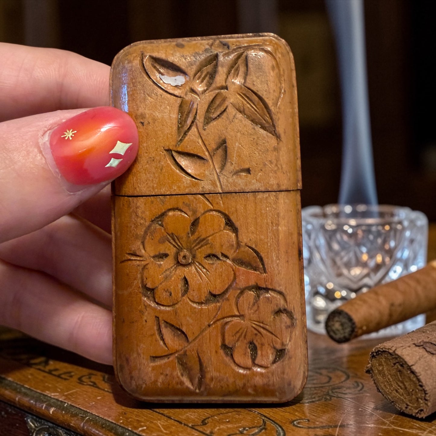 Vesta Case antico in legno intagliato, fine ‘800 - primo ‘900 area alpina francese