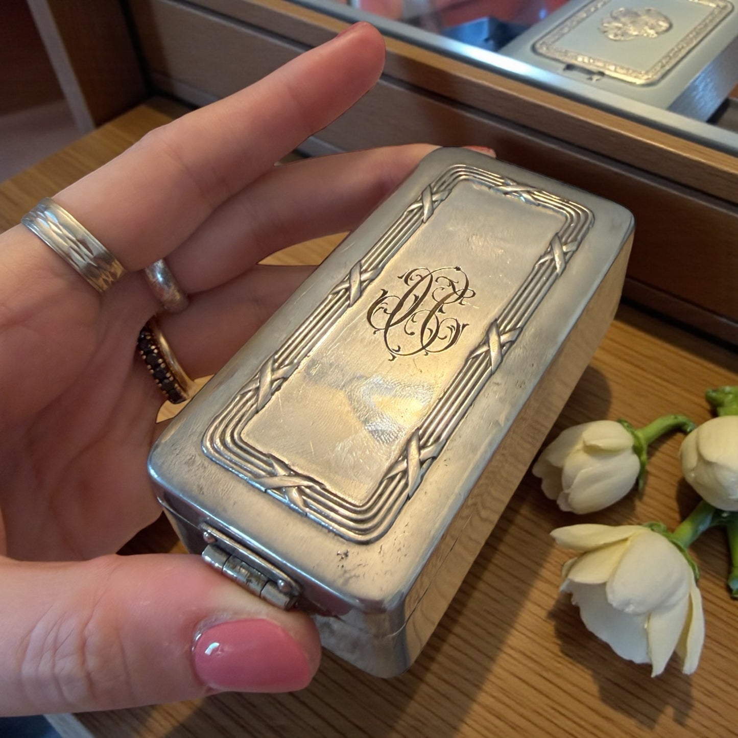 Antico contenitore per crema da barba in metallo argentato e vetro opalino, liberty anni ‘20