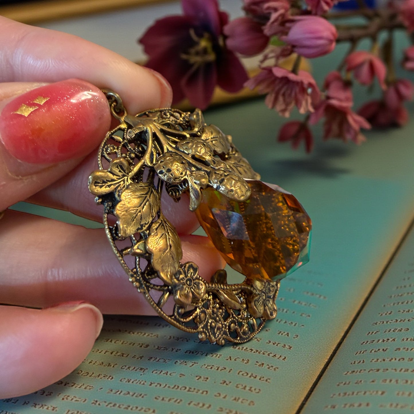 Girocollo liberty d’epoca con chiusura a levetta e splendido pendente fitomorfo con grande vetro sfaccettato color ambra