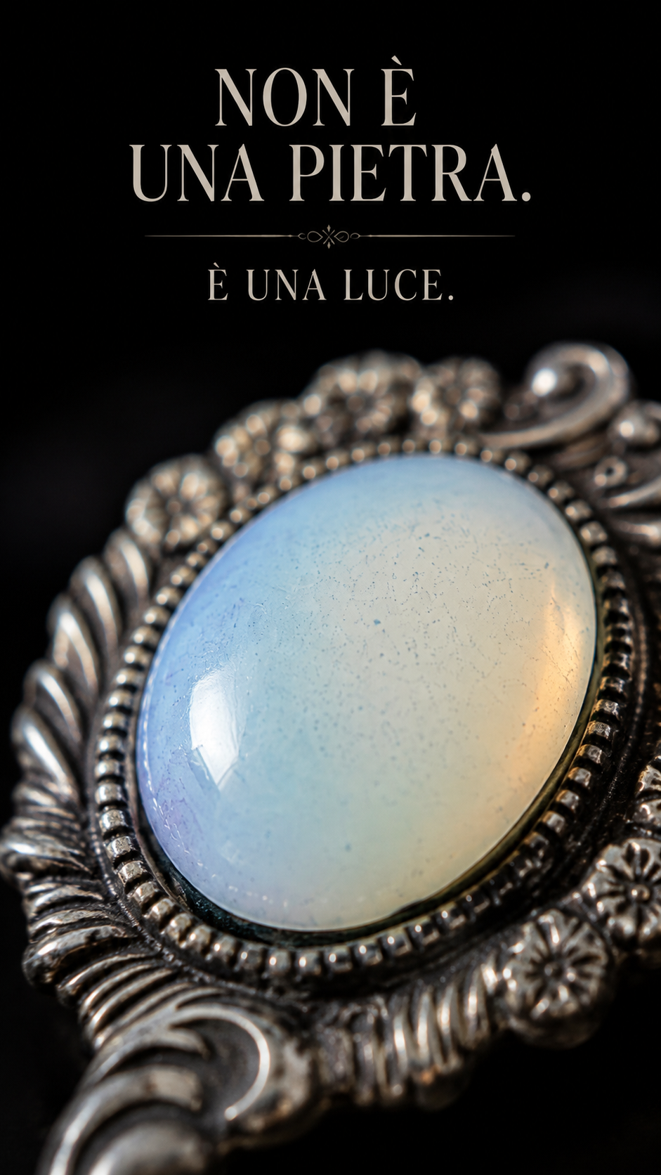 Spilla antica anni ‘40 a guisa di piccolo specchio a mano, con opalite