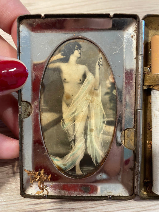 Cigarette case with nudes from the 40s