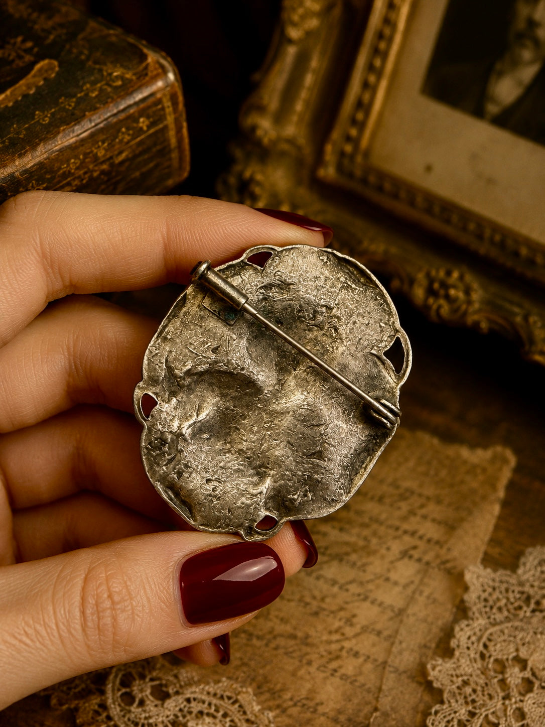 Spilla con profilo donna art Nouveau su viola del pensiero, placcata argento, primo ‘900