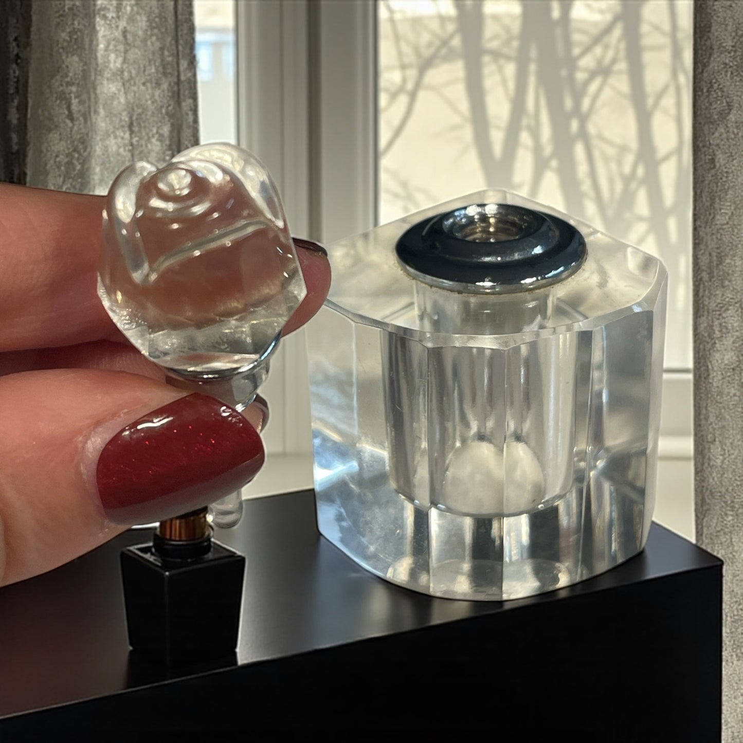 Coppia flaconi da profumo in vetro molato, anni ‘50, tappi a diamantino e rosa