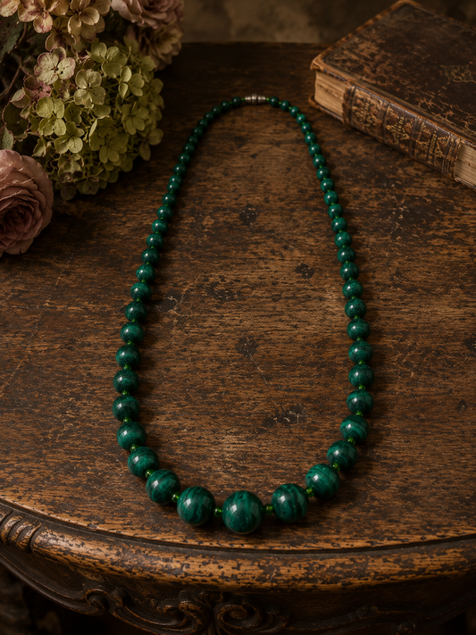 Collana anni ‘50 con chiusura a barilotto in perle degradé di malachite