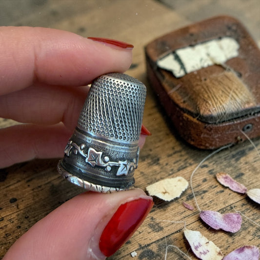 Antico ditale in argento massiccio francese, con cartiglio e iniziale, in scrigno d’epoca