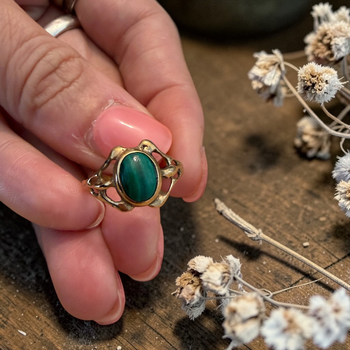 Anello placcato oro basso con cabochon malachite, linee liberty