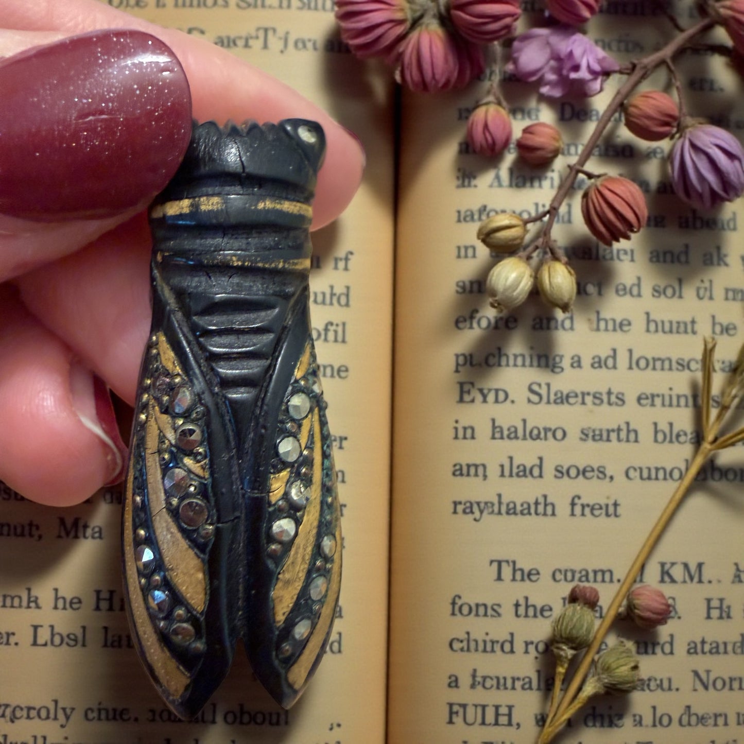 Antica Spilla a guisa di cicala in ebanite con decorazioni dorate e marcasiti