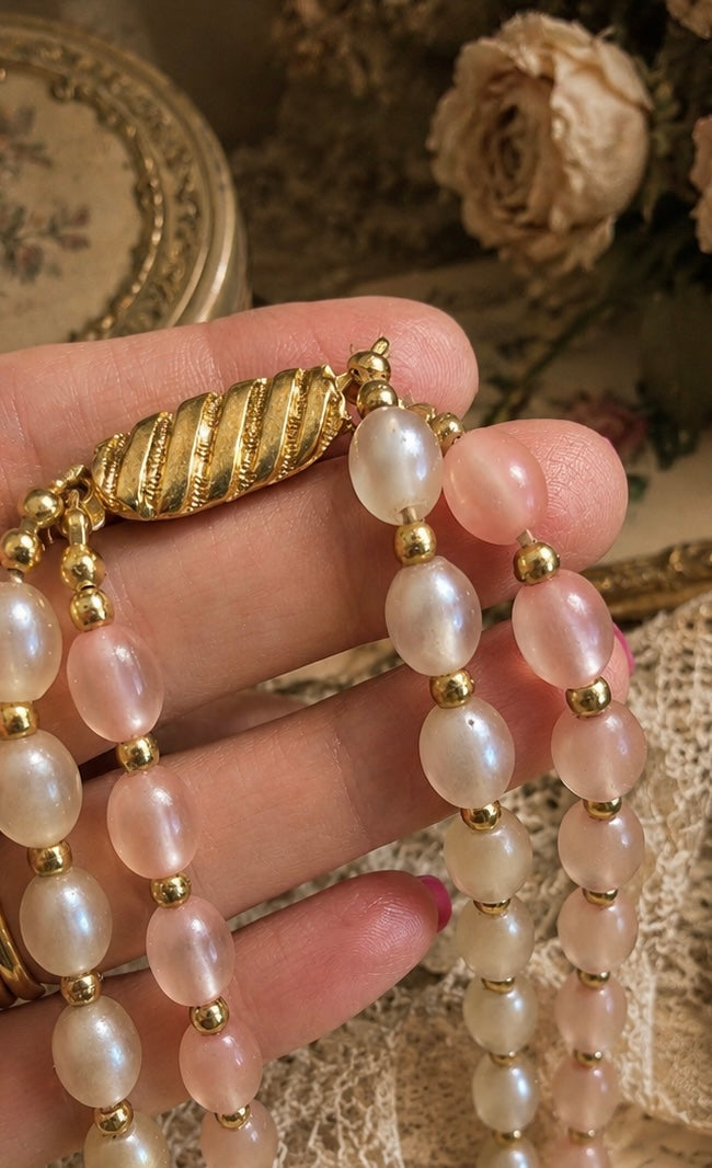 Collana a doppio filo in perle olivine degradé di lucite color perla e cipria, anni ‘50