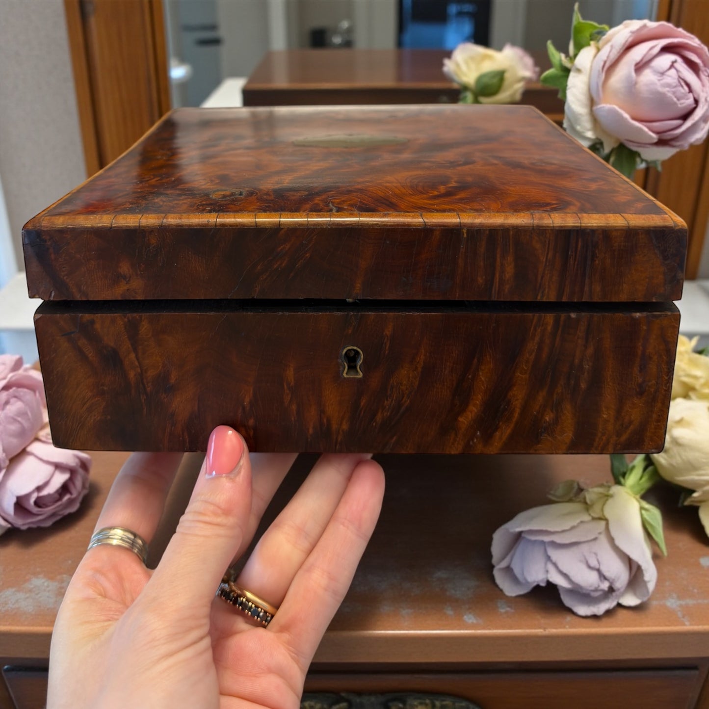Antico grande scrigno in radica di noce con interno capitonné rosa