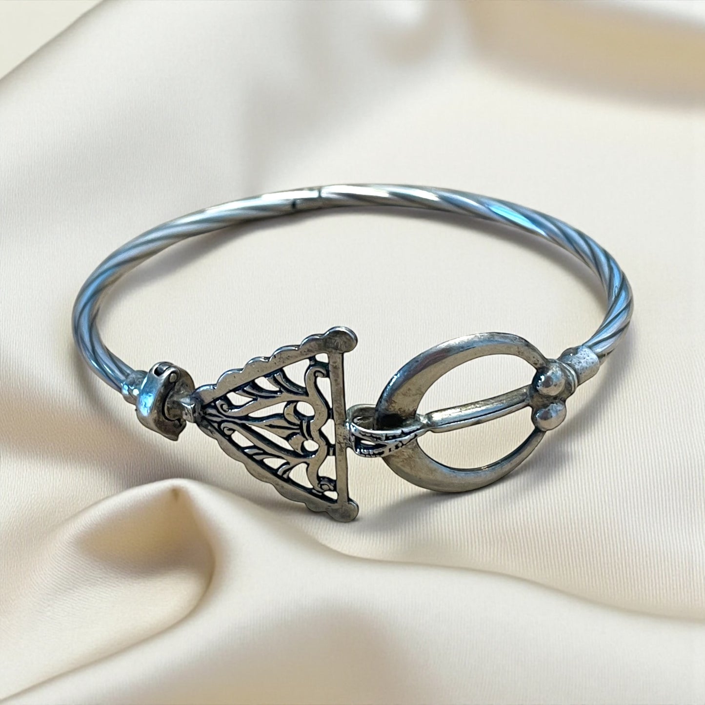 Bracciale tedesco in argento ottocento con fibula, anni ‘70