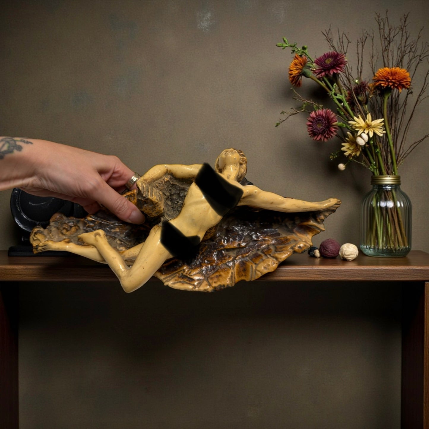 Scultura tardo Déco nudo di donna su roccia