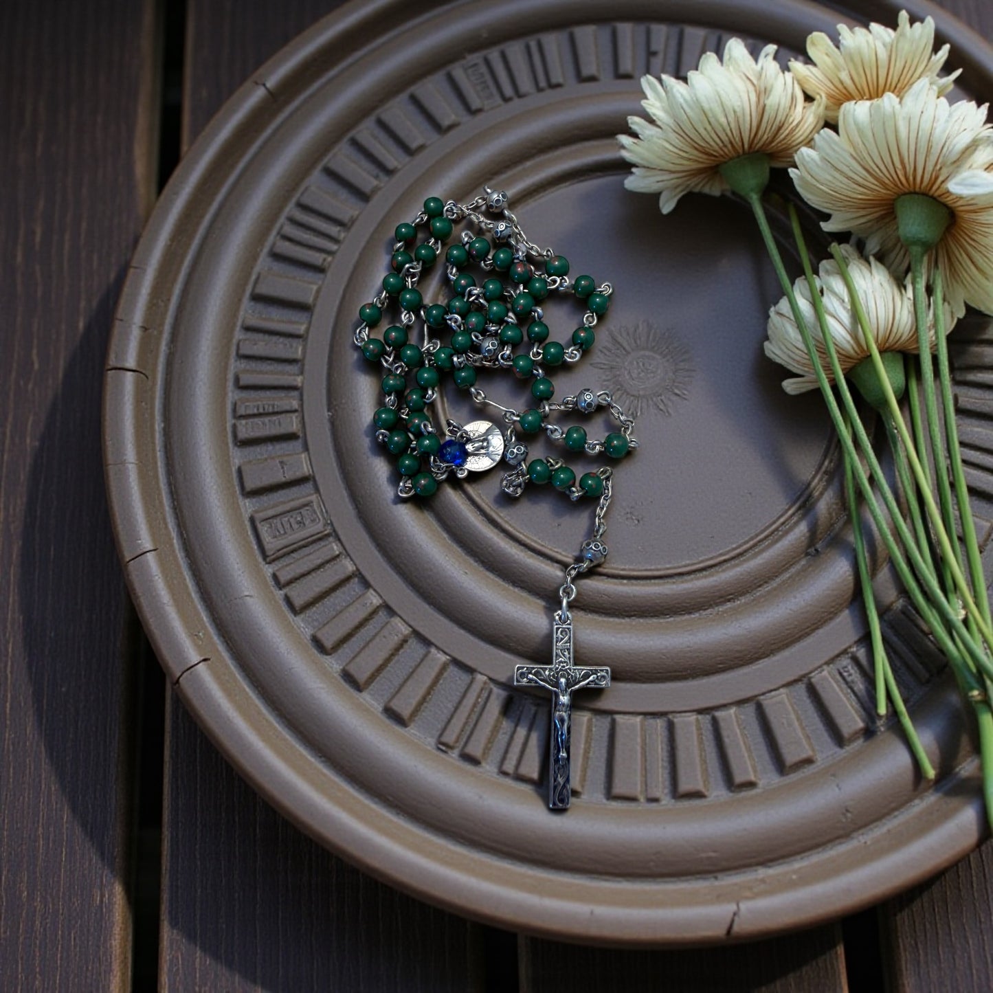 Antico rosario ca 1900 in argento e diaspro verde maculato, con perla segnaposto blu