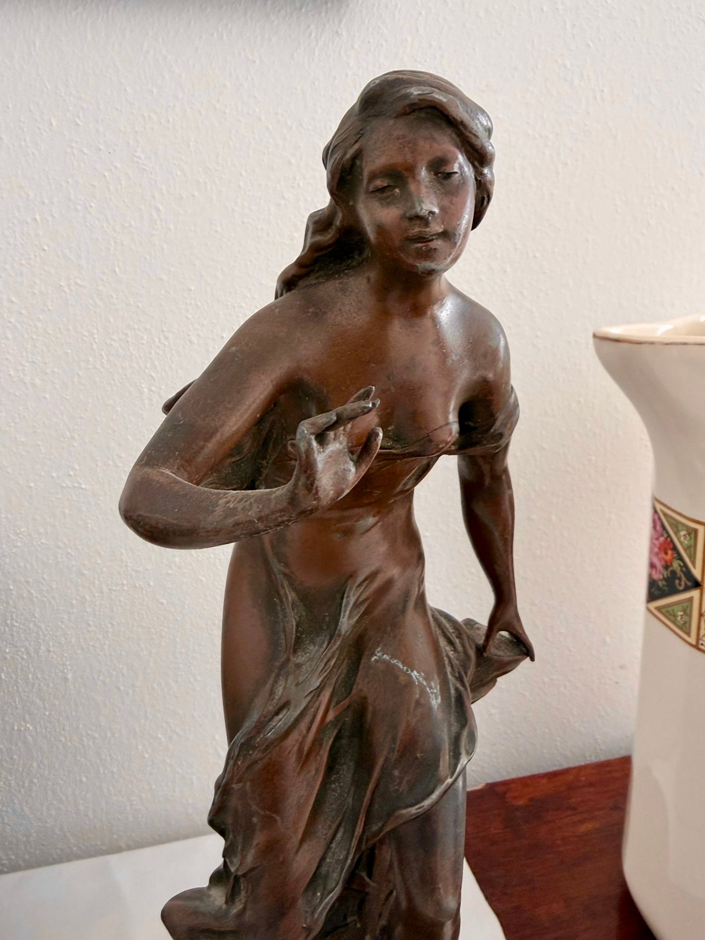 Antica scultura su basamento firmata Perron, 1900, titolo “Hésitation”