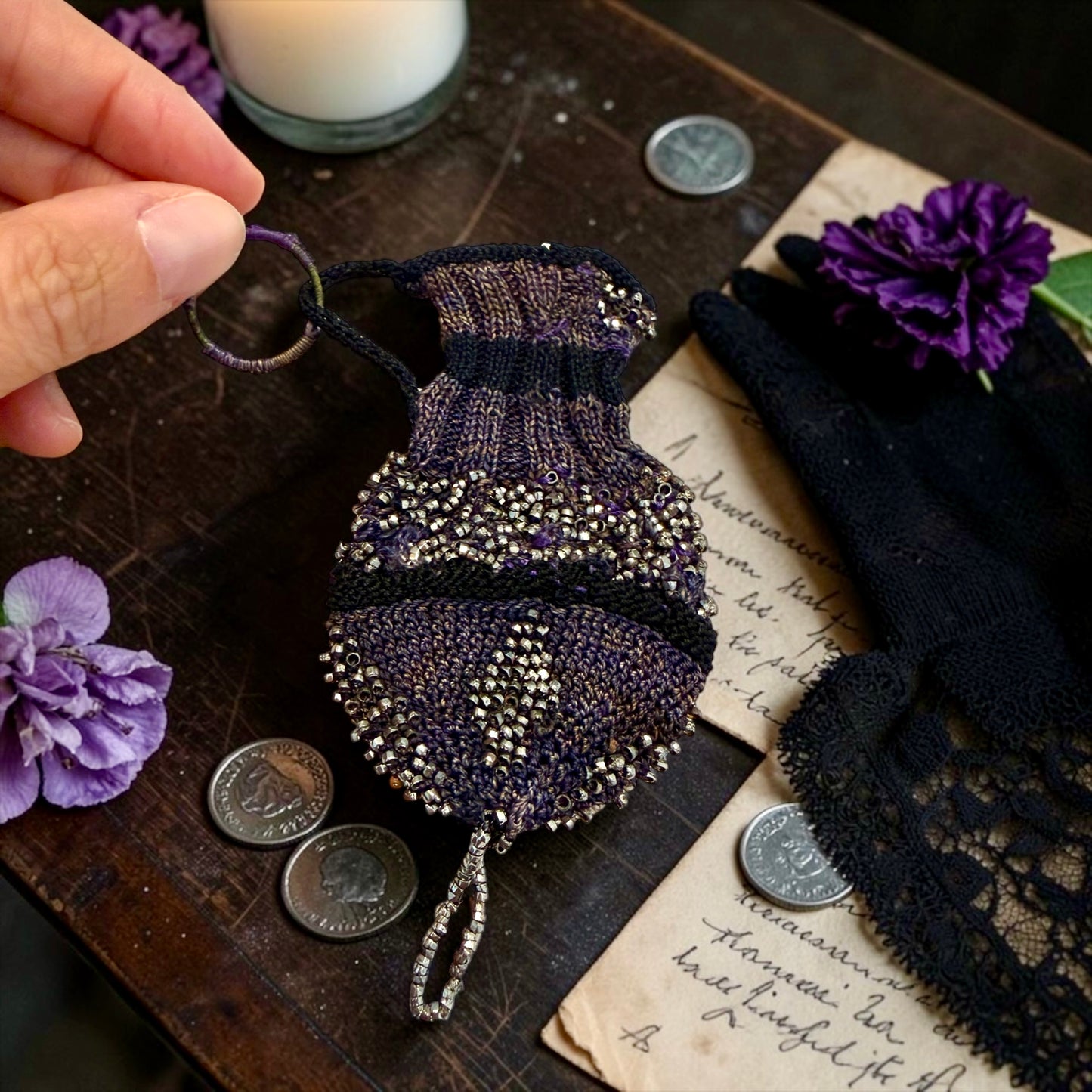 Deliziosa borsa dell’avaro aumonière vittoriana in maglia e perline da Châtelaine
