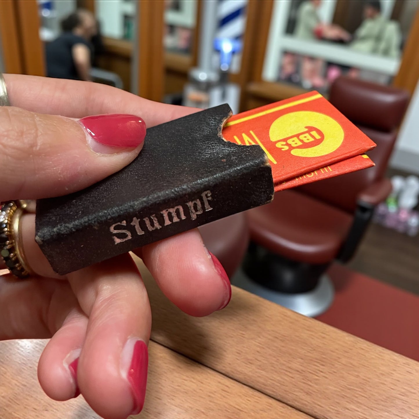 Set rasoio in ottone, porta lamette & lamette in custodia pelle anni ‘20 ca