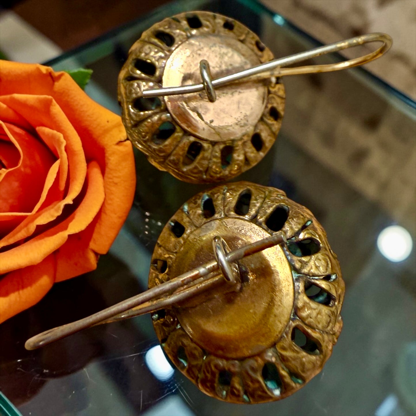 Orecchini romantici dorati con vetro sfaccettato, secondo Dopoguerra