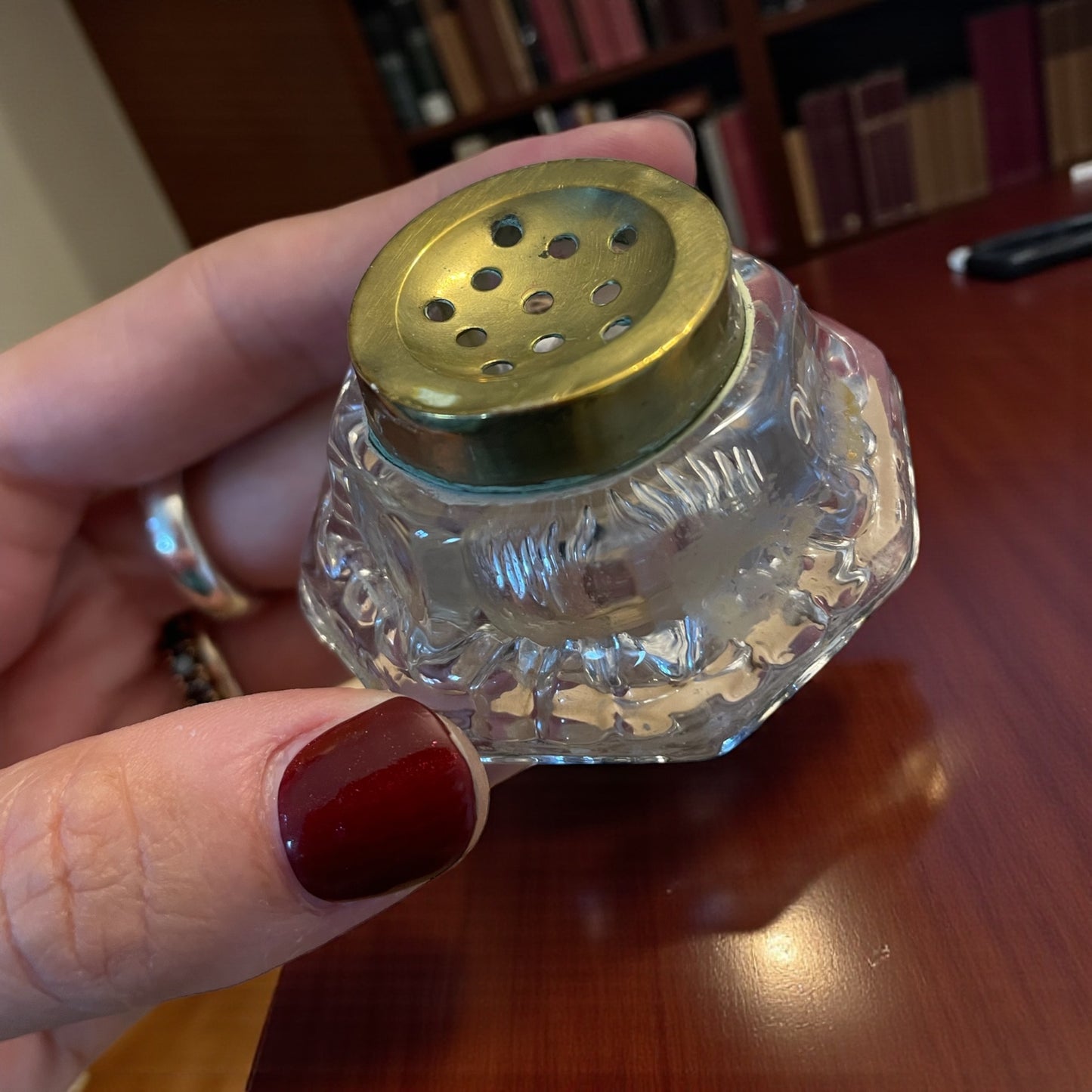 Set da Studio porta calamai in legno intagliato con due calamai, anni 40 50.