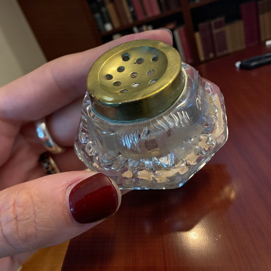 Set da Studio porta calamai in legno intagliato con due calamai, anni 40 50.