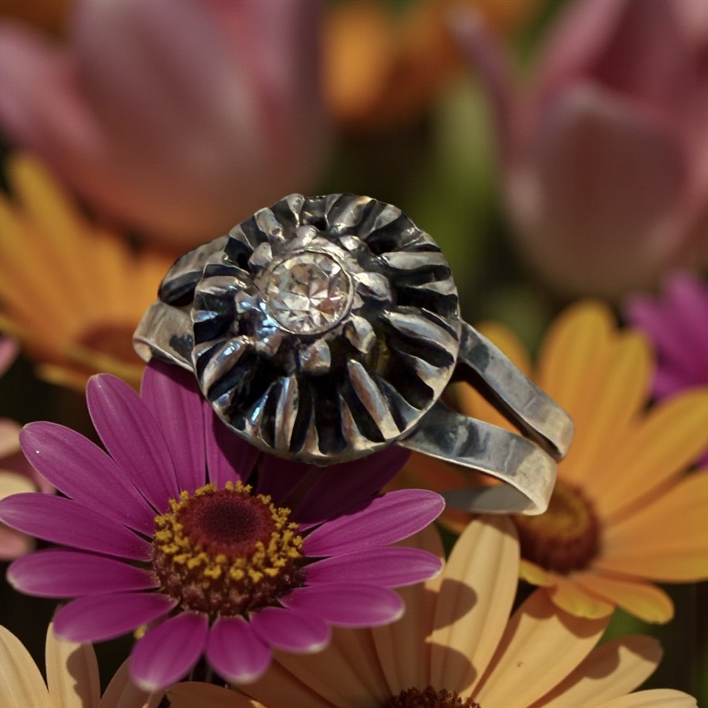 Antico anello di fidanzamento francese in argento ottocento con vetro taglio brillante