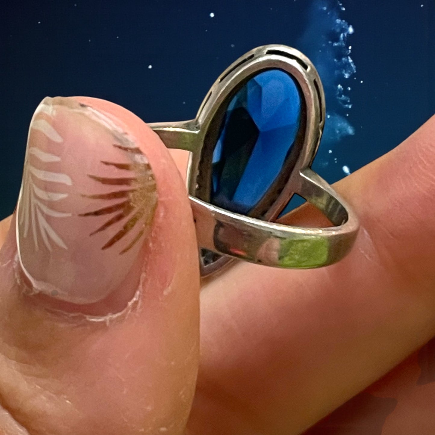 Anello in argento blu profondo, taglio marquise e zirconi, anni ‘70