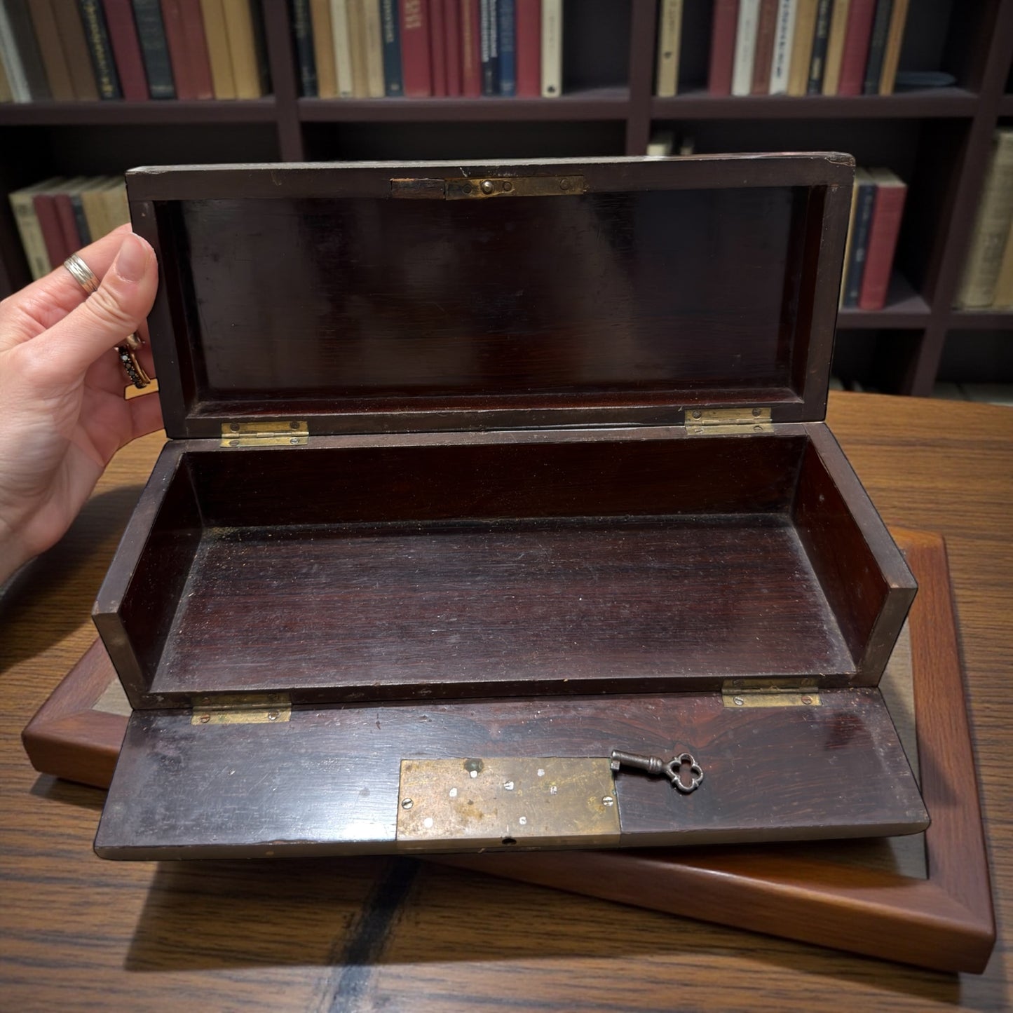 Antico cofanetto per corrispondenza da scrittoio, con ribaltina e chiave, fine ‘800