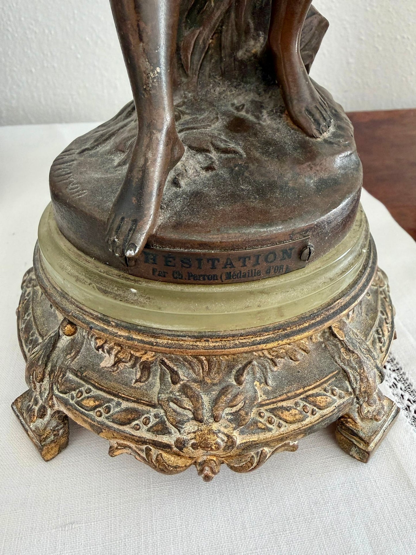 Antica scultura su basamento firmata Perron, 1900, titolo “Hésitation”