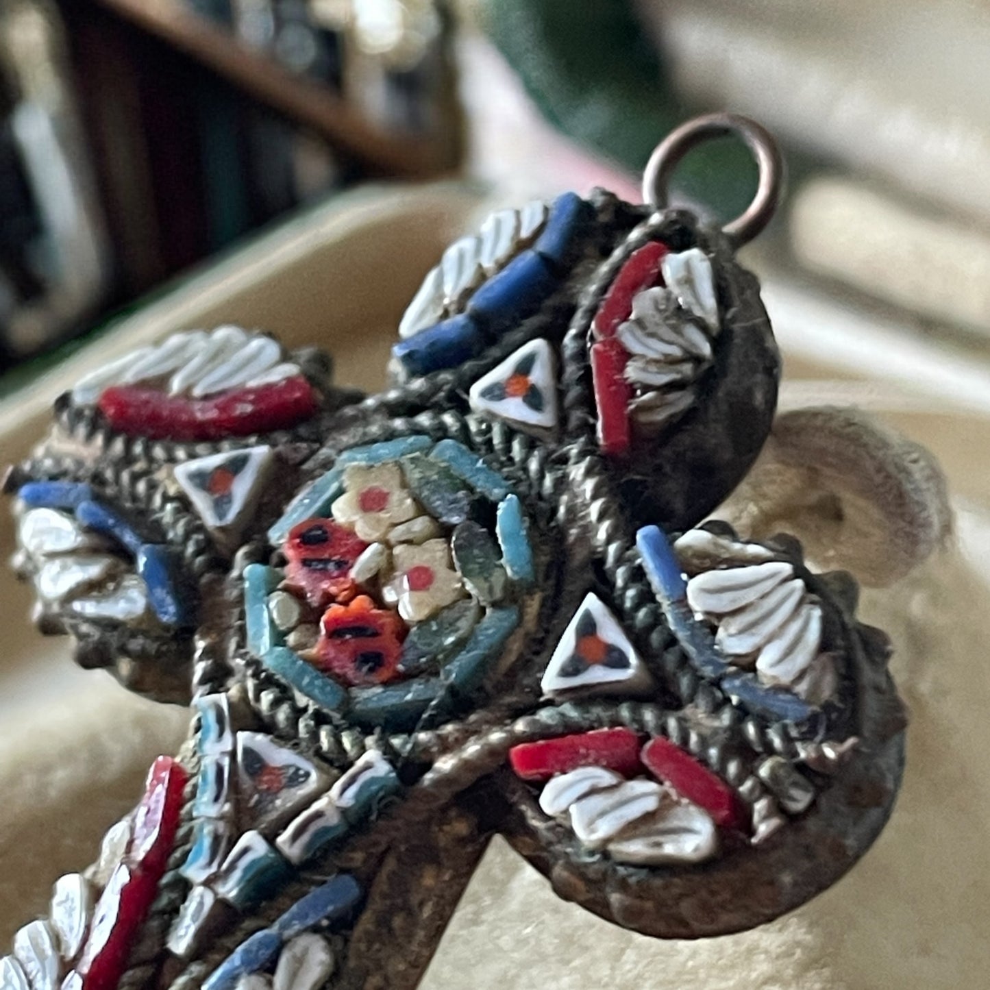 Croce in micromosaico policromo e ottone, fine anni ‘40