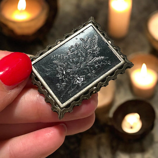 Spilla da lutto incisa in jet di Whitby, fine ‘800