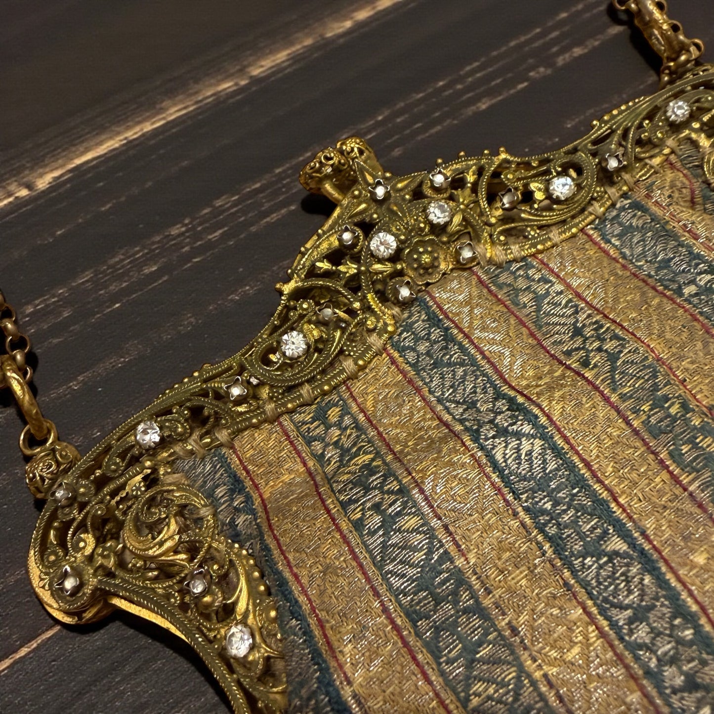 Borsetta gioiello da sera antica, 1900-1915, completa di accessori interni coordinati