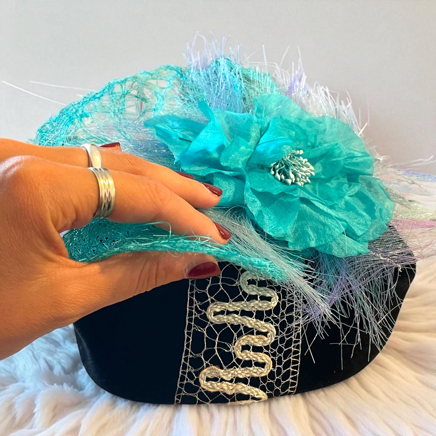 Cappellino cocktail anni ‘40 rivisitato da stilista