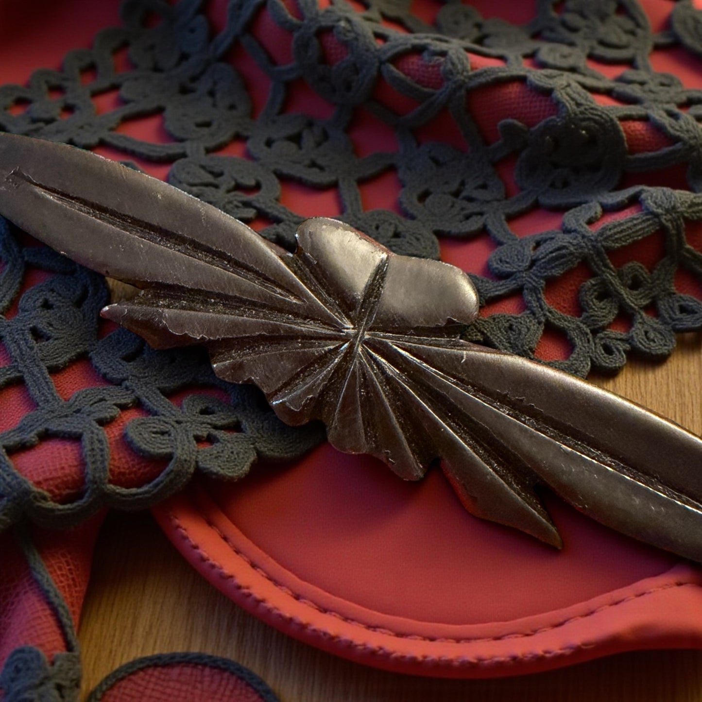 Spilla da lutto vittoriana in vulcanite con cuore alato