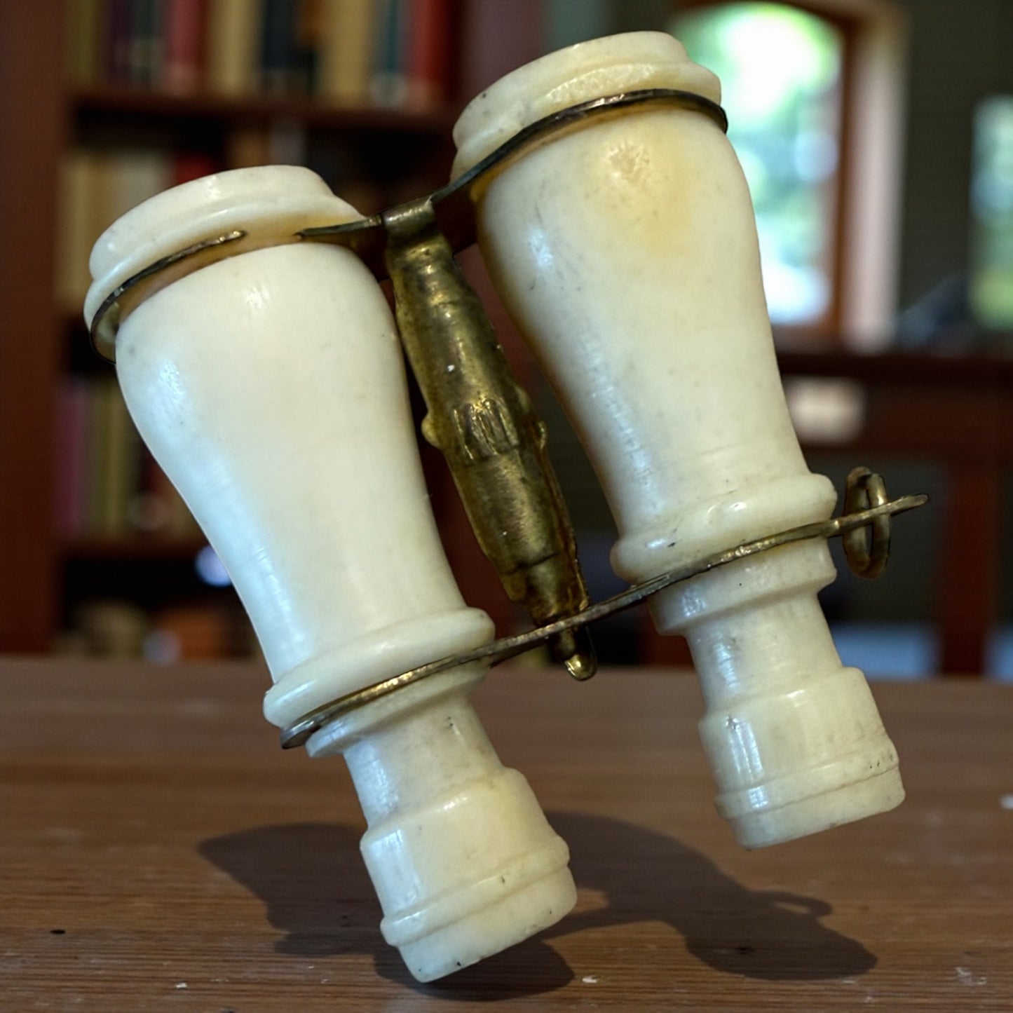 Raro pendente a guisa di binocolo con doppia lente Stanhope e vedute di Pompei, fine 800 primo 900